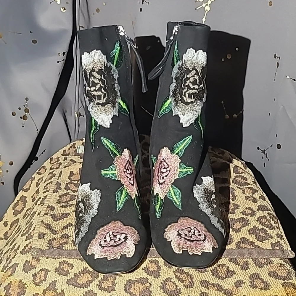 Black Suede w/embroidered flowers heeled boots Rebecca Minkoff - Picture 2 of 3